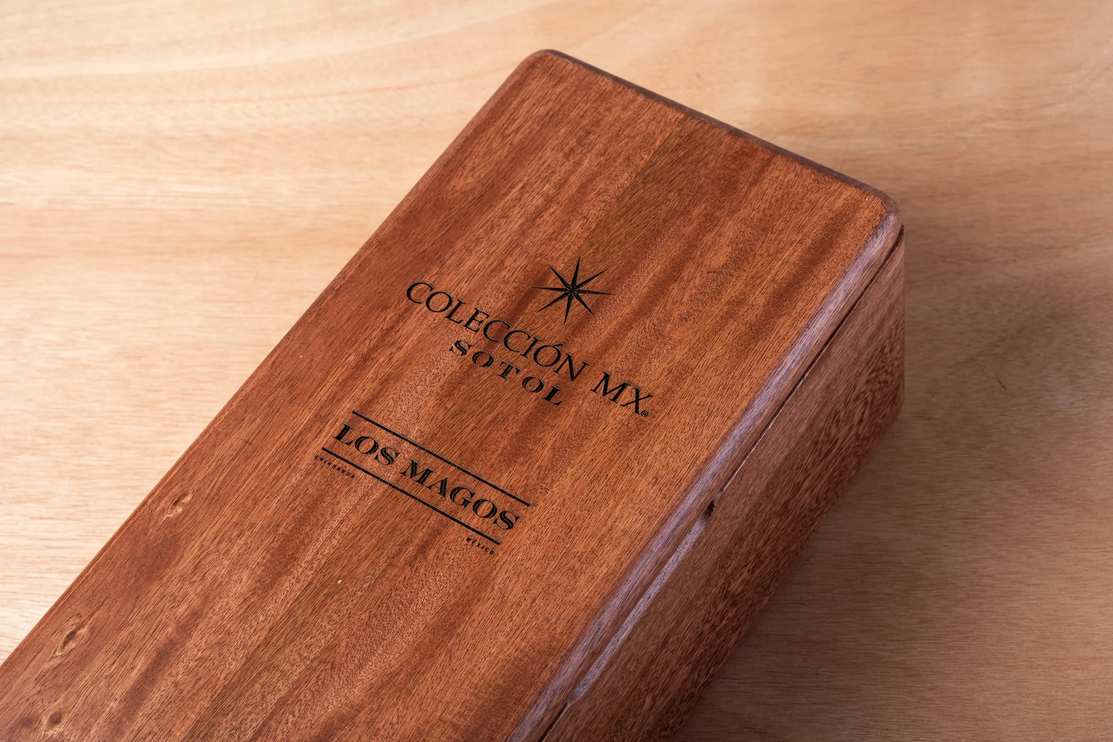Detalle del estuche de Colección Sotol MX — Los Magos