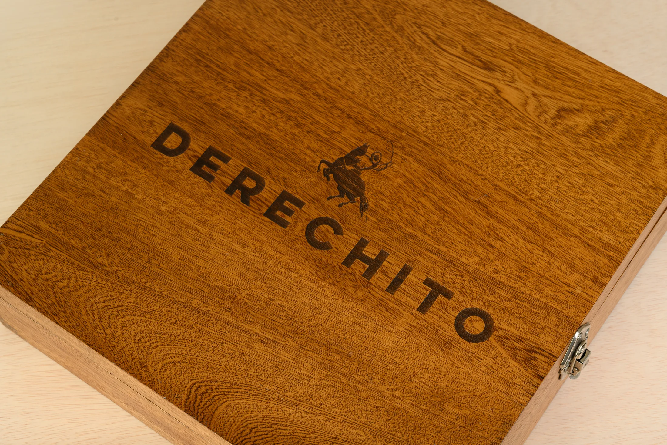 Detalle del estuche de Derechito