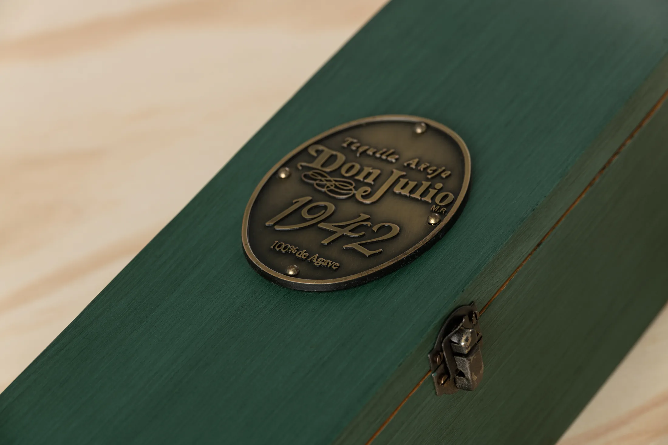 Detalle del estuche de Don Julio 1942
