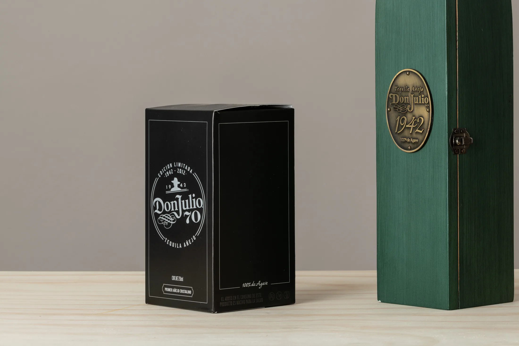 Estuche de Don Julio 70 junto a la línea Don Julio