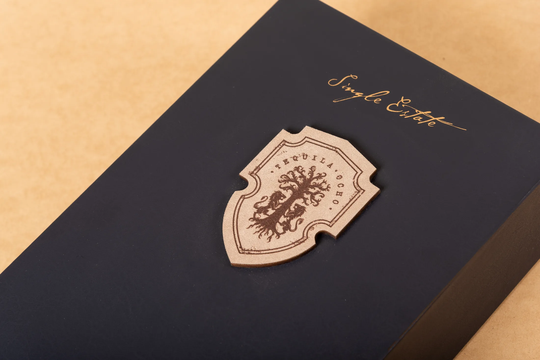 Detalle del estuche de Tequila Ocho